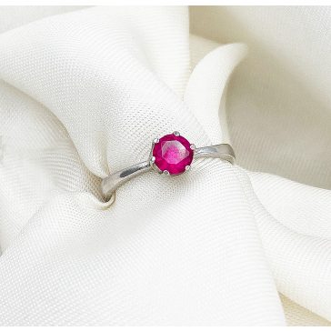 Fruzsi szoliter ezüst gyűrű egy ragyogó magenta kővel