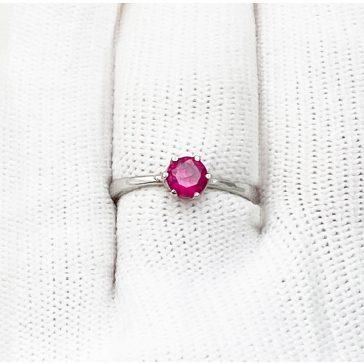 Fruzsi szoliter ezüst gyűrű egy ragyogó magenta kővel