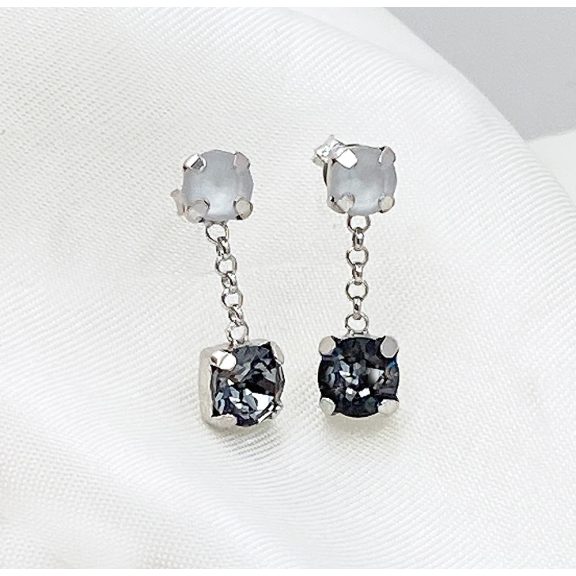 Halki ezüst és szürkéskék swarovski lógós fülbevaló Halki ezüst és szürkéskék swarovski lógós fülbevaló