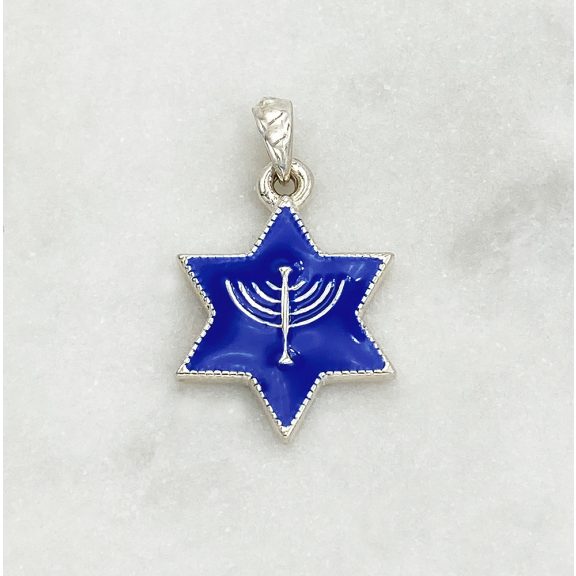 Ezüst menóra medál kék zománccal díszítve Ezüst menóra medál kék zománccal díszítve