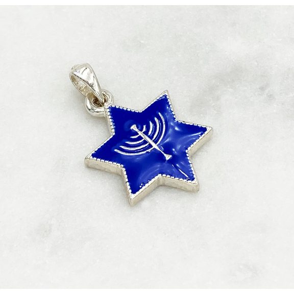 Ezüst menóra medál kék zománccal díszítve Ezüst menóra medál kék zománccal díszítve