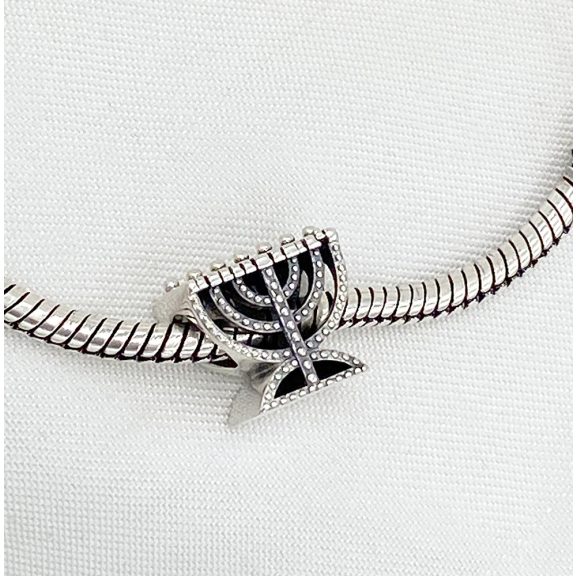Menóra ezüst charm aranyozott gyertyákkal Menóra ezüst charm aranyozott gyertyákkal