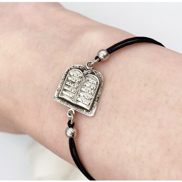 Tízparancsolat kőtábla ezüst és selyemzsinór karkötő