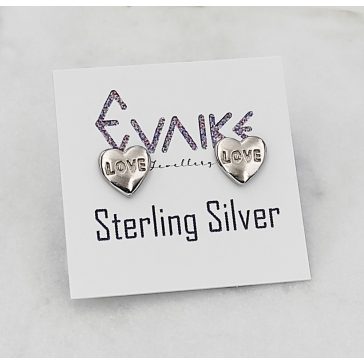 Ezüst Love feliratos szív bedugós fülbevaló